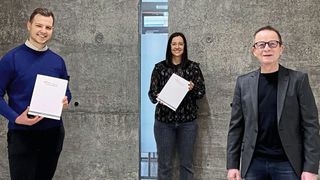 Prof. Dr. Stefan Reindl überreichte Elena Groß und Maximilian Timmermanns ihre Urkunden als Santander-Stipendiaten. (Bild: Santander)