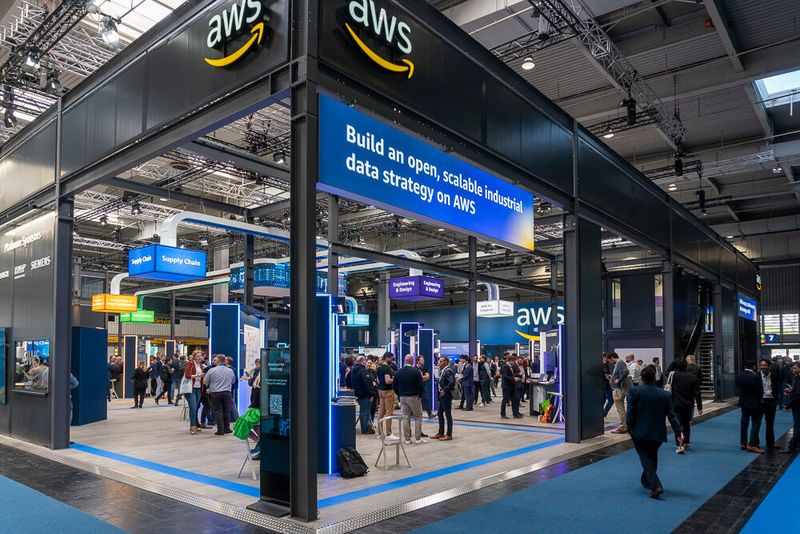 Auch am Stand von AWS gab es traditionsgemäß viel zu sehen. Ein Produkt der Palette ist beispielsweise Appstream 2.0. Hierüber können Desktopanwendungen zentral verwaltet und browserbasiert auf verschiedenen PC bereitgestellt werden. Selbst grafikintensive 3D-Design- und Konstruktionsanwendungen sollen flüssig laufen, da die jeweiligen Anwendungen auf speziellen virtuellen Maschinen laufen. (Bild: Vogel Communications Group)