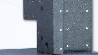 Von wegen auf Granit beißen – lieber auf Granit setzen! Wie beim modular aufgebauten Mikrozerspanungszentrum „microone“ von Zorn Microsolution. Zorn stellt die Maschine auf der AMB in Halle 10 am Stand A74 aus. (Zorn)