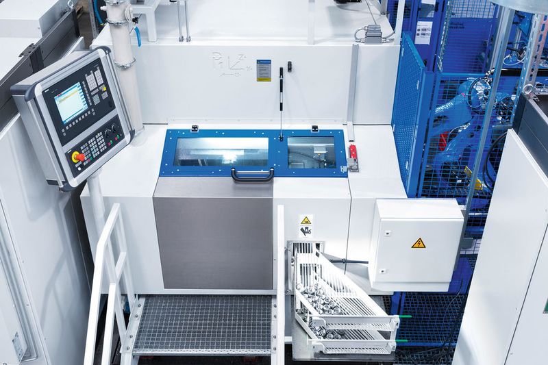 Die Anlage erreicht trotz baulicher Komplexität enorme Taktzeiten.  (Yaskawa)