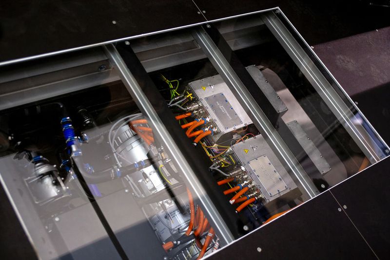 Durch den gläsernen Boden ist zu sehen, wie die Achse den E-Antrieb integriert. (Bild: BPW Bergische Achsen)