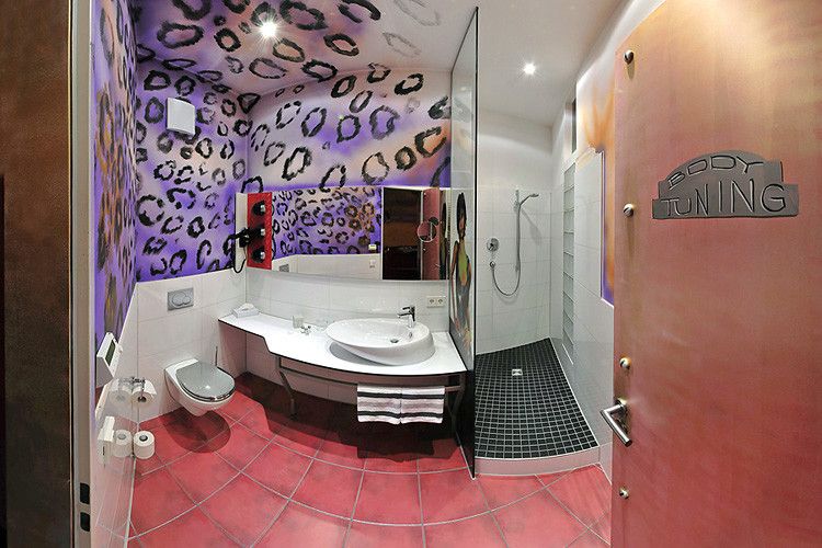 Body-Tuning im Badezimmes der Tuning-Suite. (Foto: V8 Hotel/Frank Hoppe)