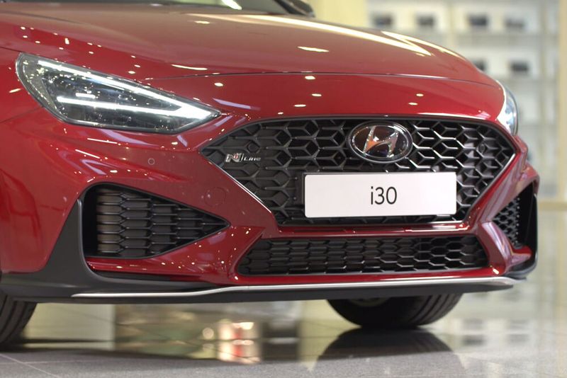 Vorne fällt die veränderte Heckschürze mit neuem Grill und den spitzen Tagfahrlichtern auf. (Bild: Hyundai)