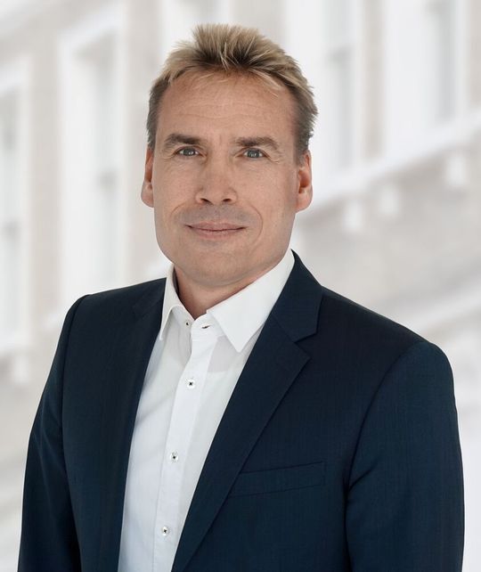 Gemeinsam mit Kunden versuchen wir, die Engpässe zu lösen, betroffen sind aber nicht nur Halbleiter; Sensorik und Steckverbinder tauchen ebenso auf. Oliver Roth, CEO, Grossenbacher Systeme AG. Gemeinsam mit Kunden versuchen wir, die Engpässe zu lösen, betroffen sind aber nicht nur Halbleiter; Sensorik und Steckverbinder tauchen ebenso auf. Oliver Roth, CEO, Grossenbacher Systeme AG.