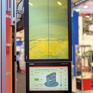 Der untere Monitor ist die ganz normale HMI der CT-Conni. Der obere Monitor ist die sogenannte Teachhilfe. Diese ist abhängig vom Laserhersteller.  (Hier ist es der Monitor, der das Bild der CMOS-Kamera anzeigt, welche durch den Laserkopf aufs Bauteil schaut.)(Bild:  Conntronic)