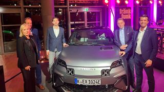 Verband und Importeur rücken wieder enger zusammen: (v. l.) VDRP-Rechtsanwältin Andrea Weiß, Karsten Borkowsky, Generaldirektor Mobilize Financial Services Deutschland, Renault-Deutschland-Chef Florian Kraft, VDRP-Präsident Hans-Werner Hauth und Thilo Schmidt, Managing Director bei Dacia in Deutschland (Bild: Verband Deutscher Dacia und Renault Partner)