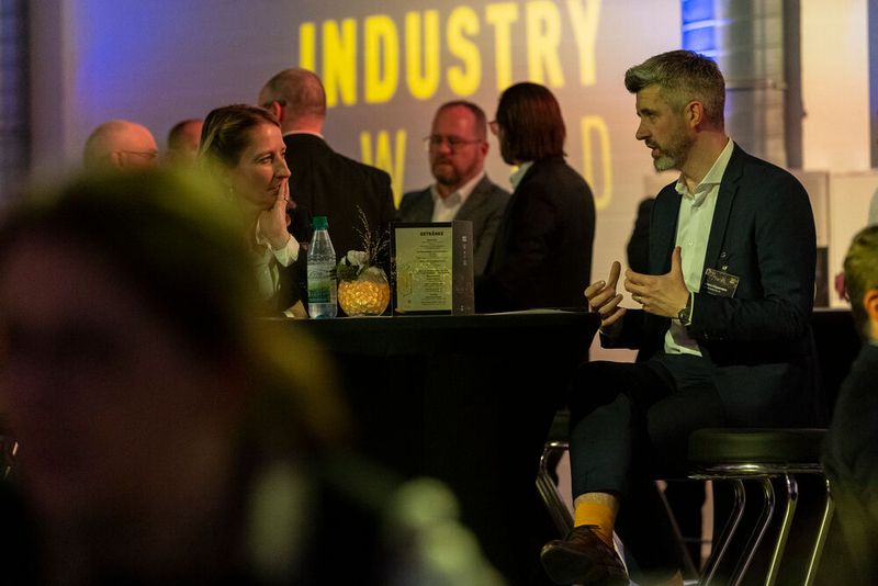 Im Anschluss an die Award-Verleihung wurde kräftig angestoßen und die guten Gespräche wurden fortgesetzt. (Bild: Vogel Communications Group / Human)