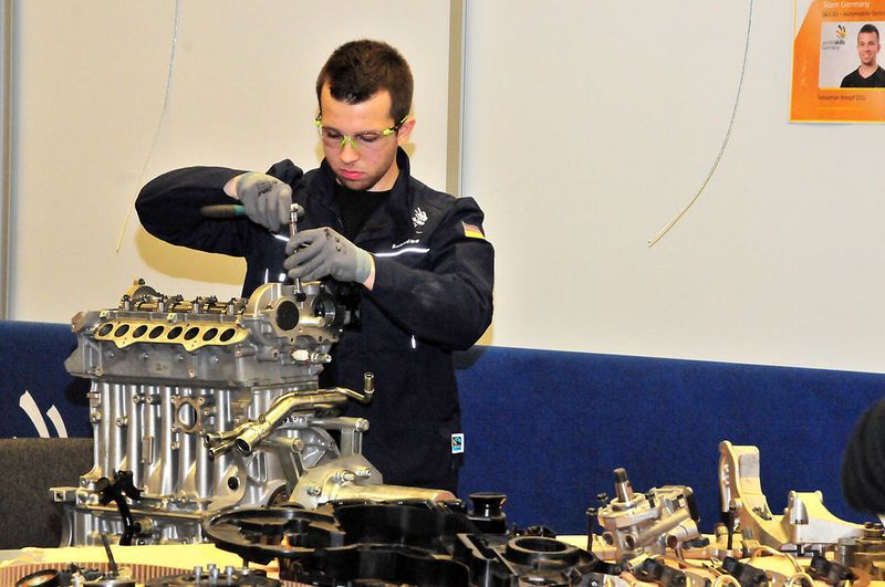 In allen drei Berufen der Sparte „Transport and Logistics“ holten die deutschen Teilnehmer eine Medaille: Sebastian Knopf Bronze bei den Pkw-Kfz-Mechatronikern, ... (Schmidt/»kfz-betrieb«)