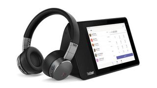 Thinksmart View von Lenovo ist ein Smart-Display für Audio- und Videokonferenzen mit Microsoft Teams. Ein Noise-Cancelling-Headset kann mittels Bluetooth gekoppelt werden. (Lenovo)