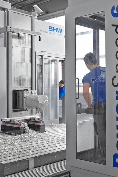 Mit einer Fahrgeschwindigkeit von 30.000 mm/min. kommen die Doppelständer der PowerSpeed 6 auf ihrem 14.000 mm langen Verfahrweg schnell an jede Stelle der bis zu 12.000 mm langen Werkstücke. (Bild: SHW/Jan Walford)