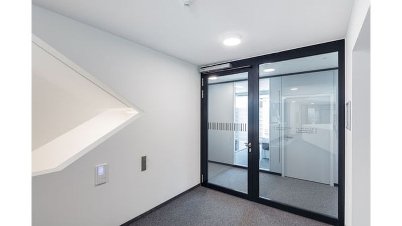 Mit dem Türantrieb Powerturn F/R zeigt GEZE eine Lösung für Türen mit erhöhten Anforderungen an Brandschutz und Barrierefreiheit.(Bild:  GEZE GmbH)