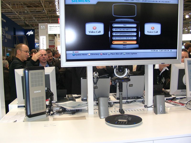 So könnte ein Büroarbeitsplatz aussehen, an dem eine Videokonferenz aufgesetzt wird. Das Foto entstand auf der CeBIT 2008, wo der Stand stets umlagert war. (Archiv: Vogel Business Media)