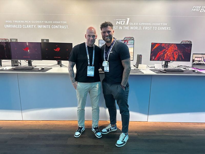 Marc Wirtz (api) und Andreas Bajohr (r., BAB) überbrücken die Zeit und schauen sich die Produkte an. (Bild: Vogel IT-Medien GmbH)