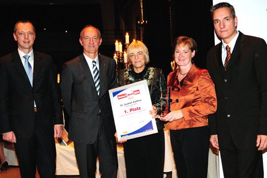 Reinhard Zirpel (Vorstand Kommunikation) überbringt die Glückwünsche im Namen von Renault an Dr. Gunhild Kleffner.  (Archiv: Vogel Business Media)