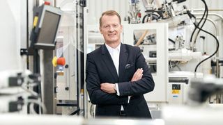 Dr. Michael Ruf, CEO von Krauss-Maffei, bestätigt: „Wir verkaufen Krauss-Maffei Austria an die bei Wien verortete Luger GmbH!“ Dieser Schritt gehöre zur strategischen Neuausrichtung des Münchener Maschinenbauers. (Krauss-Maffei)