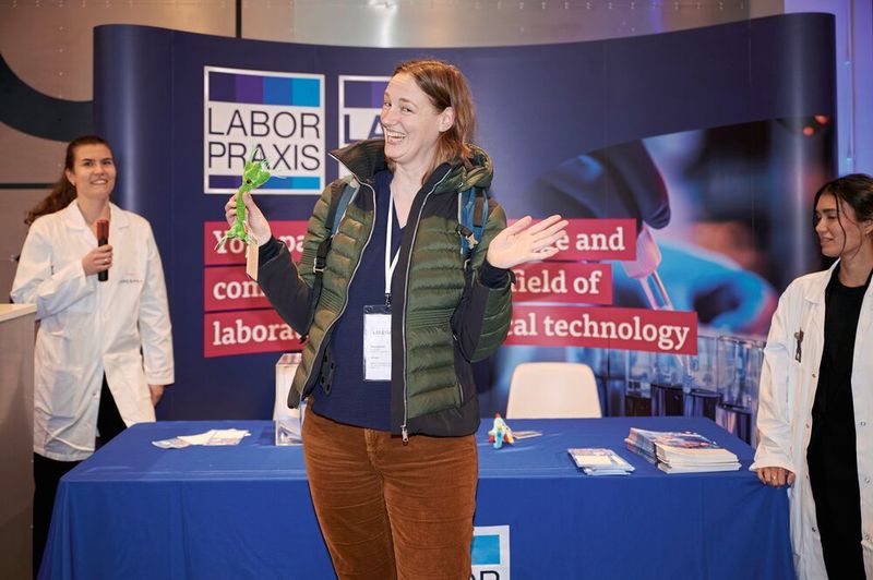 ...a plush toy microbe. But this is only the third and secondary prize...   For more information about upcoming LAB-SUPPLY trade fairs, visit www.lab-supply.info (Bild: Eye Am Chris)