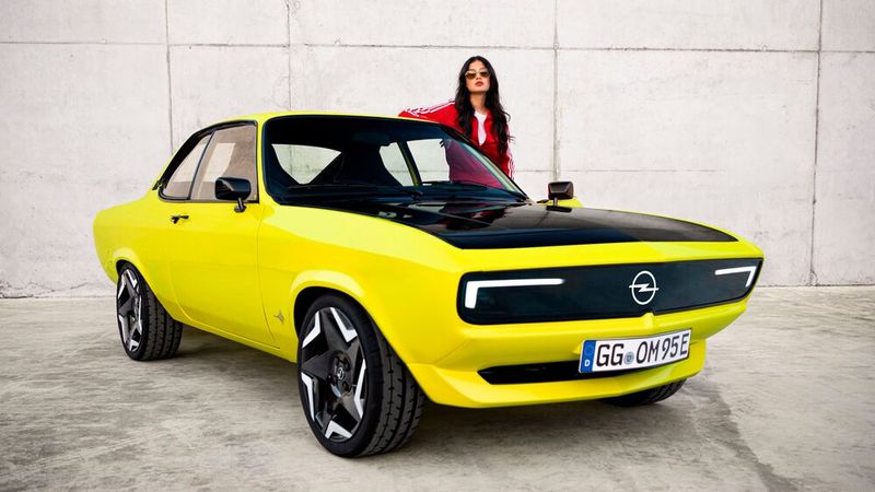 Vor zwei Jahren stellte Opel den Restomod „Opel Manta GSe“ vor. Als Basis für den Umbau diente laut Opel keineswegs ein perfekter Manta A, stattdessen ein restaurierungsbedürftiger Teileträger. Als Antrieb dient ein Elektromotor mit 108 kW Leistung (147 PS). Der Umbau verfügt über diverse moderne Fewatures wie einen über die gesamte Fahrzeugbreite gehender „Pixel-Vizor“. Der LED-Screen erzeugt nicht nur Tagfahr- und Abblendlicht, sondern auch x-beliebige Textbotschaften. (Bild: Opel GmbH)