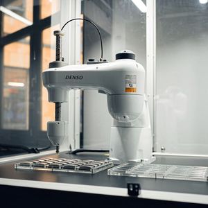 Zuverlässiges Bin Picking: Dank der KI-basierten 3D-Kamera am Roboterarm identifiziert und greift der Cobotta Pro 900 selbst transparente Werkstücke unter schwierigen Lichtverhältnissen sicher aus dem Schüttgut.(Bild:  Denso Robotics)