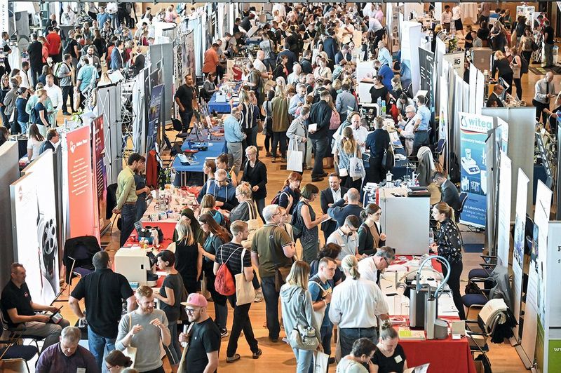 So voll kann es auf einer LAB-SUPPLY werden: 700 Besucher kamen über den Tag verteilt ins Congress Center Dresden.   Mehr Infos zu den kommenden LAB-SUPPLY-Messen finden Sie auf www.lab-supply.info (Bild: Stefan Stark)