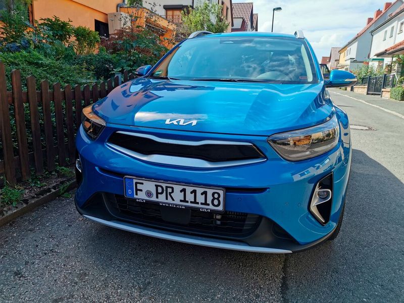 7. Genügsamkeit: Hohe Kraftstoffpreise lassen Sparsamkeit noch mehr zum Verkaufsargument werden. Der Stonic konnte hier trotz längerer Autobahnstrecken und Stadtverkehr überzeugen. Rund fünf Liter gönnte sich der kleine SUV. Allerdings wurde das Gaspedal nie dauerhaft durchgetreten.  (Bild: Christian Otto/ Vogel Communications Group)