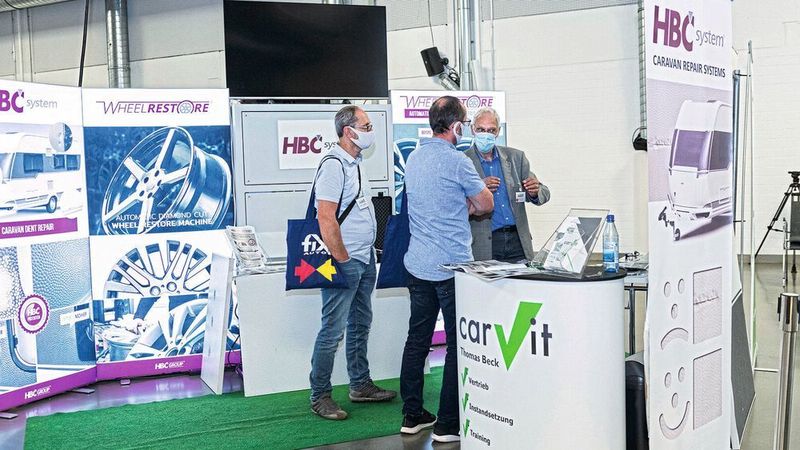 Das Reparatursystem von HBC eignet sich für die Instandsetzung der Außenhaut von Wohnwägen. Mit dem Verfahren können Schäden an den verschiedensten Stellen des Wohnwagens von bis zu drei Meter Länge behoben werden. (RAINER WENGEL)