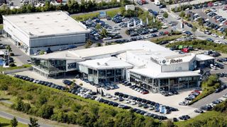 Vor 20 Jahren eröffnete Rhein sein erstes Autohaus in Unterfranken. Im Anschluss erfolgte eine eindrucksvolle Expansion. Was angrenzende Vertriebsgebiete angeht, haben die Unternehmenslenker immer ein offenes Ohr. (Rhein)