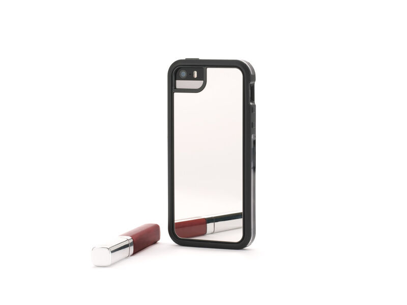 Mit Griffins Schutzhülle Identity Mirror sieht Mutti immer gut aus. Die Schutzhülle mit schwarzem Rahmen ist für das iPhone 5 und 5s für 24,99 Euro (UVP) ab sofort verfügbar. (Bild: Griffin)