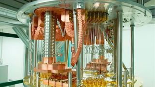 Quantencomputer, wie dieses Exemplar von IBM, sind aufwendig, rechnen aber wesentlich effektiver als übliche Systeme. Damit die deutsche Industrie unabhängig von ausländischen Experten davon profitieren kann, hat der Bund jetzt den Bau einer Quantencloud initiiert. (Bild: IBM)