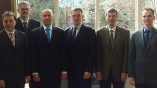 Haben in langjähriger Partnerschaft eine Steuerungslösung für zukunftssichere Maschinenkonzepte entwickelt: (v.l.n.r.) Detlef Schwarz (KBA), Karl-Friedrich Rauterberg (Bosch Rexroth), Steffen Haack (Bosch Rexroth), Claus Bolza-Schünemann (KBA), Bernd-Josef Schäfer (Bosch Rexroth), Günther Gabriel (KBA).  Bild: Bosch Rexroth (Archiv: Vogel Business Media)