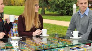 Echte Hingucker und bequem noch dazu: Tisch und Bänke mit eingeflochtenen Kabelbindern von ABB. (Bild: ABB/Oliver Langohr)