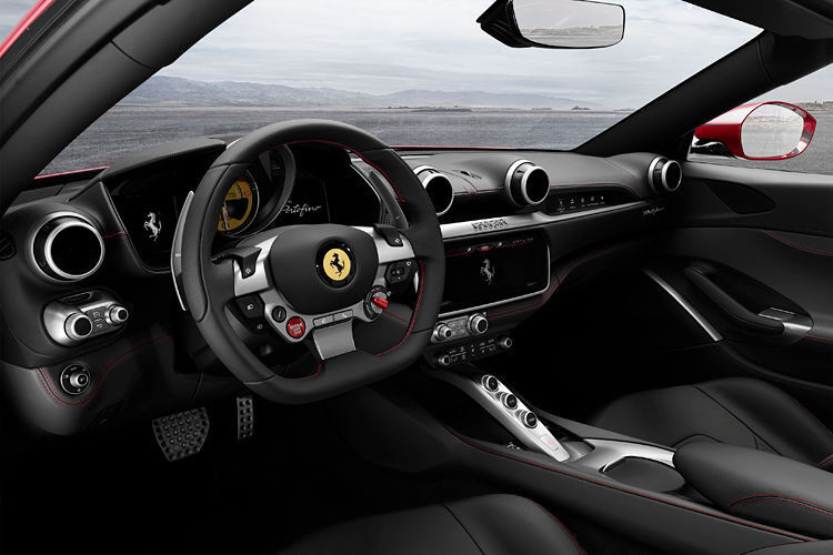Über einen 10,2 Zoll großen Touchscreen läst sich das Infotainmentsystem steuern, dazu gibt es eine auf offene Fahrten abgestimme Klimaanlage ... (Ferrari)