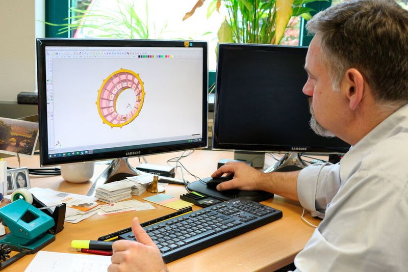 Haku fertigt die komplexen Lagerschild für einen Elektromotor aus soliden Scheiben Titan Ti6AL4V. Haku-Geschäftsführer Hilger Habsch prüft die CAD-Daten. (Iscar)