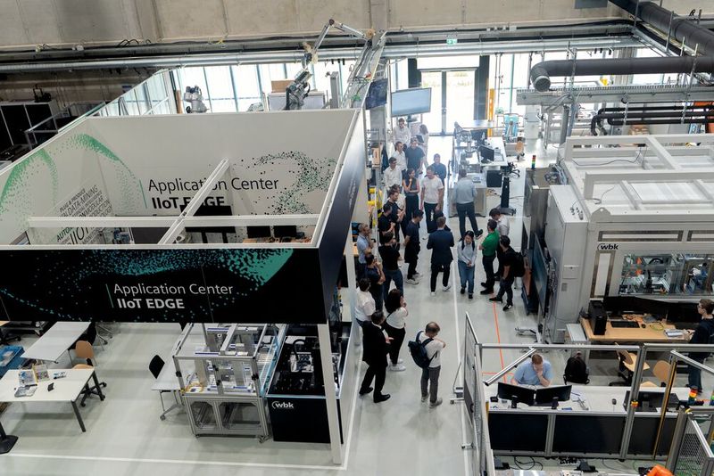 Beginn des Smart Factory Day 2024 in der Karlsruher Forschungsfabrik für KI-integrierte Produktion. (Bild: Dominik Böhm - Fotokumpel)