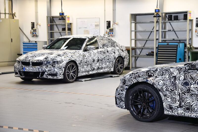 In der Werktstatt des BMW-Testzentrums am Nürburgring warten die Prototypen auf ihren nächsten Einsatz. (BMW)