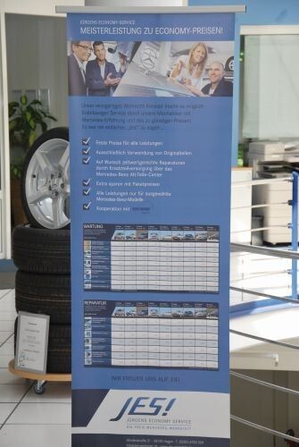 Das JES-Angebot hängt in der normalen Mercedes-Benz-Werkstatt aus. (Foto: Wenz)