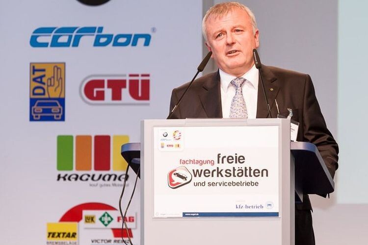 OMP-Sprecher Ingo Linka lobte die Servicequalität der Freien Werkstätten. (Foto: Bausewein)