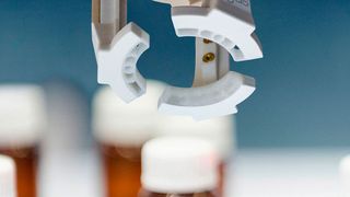 Produktionslinie in einem Pharmakonzern: Dank Kunststoffgreiferm sparen Produzenten Zeit und Geld bei Produktwechseln an Abfüllanlagen. (Microgen - stock.adobe.com/Igus)