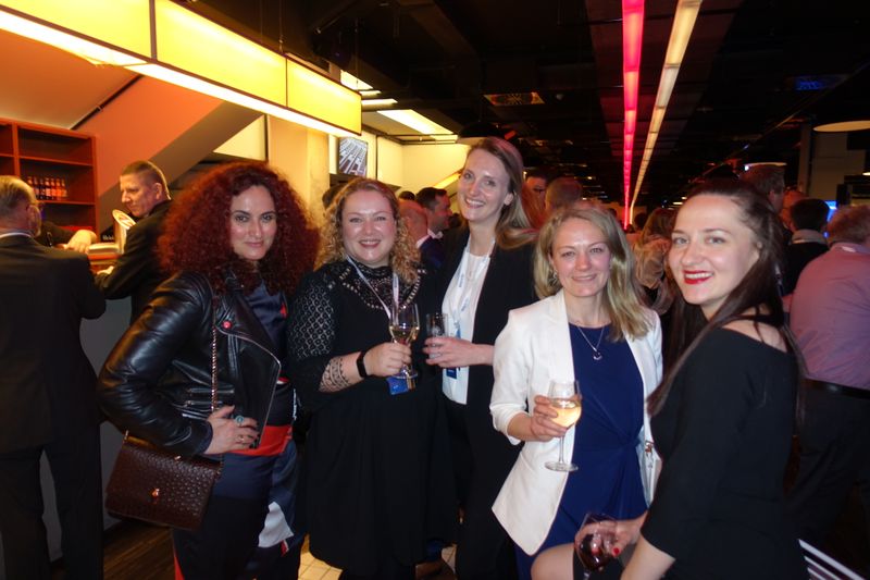 Ab zur Tanzfläche, (v. l.) Besa, (IT-BUSINESS), Isabella Gaafke (cbb), Sophia Blien, Rieke Bredehöft und Julia Strykova, (Nuvias). (Bild: IT-BUSINESS)