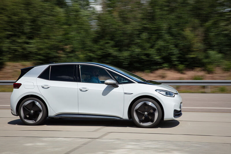 Der Akku der ersten Serie lädt 58 kWh, die für 420 Kilometer reichen sollen. (VW)
