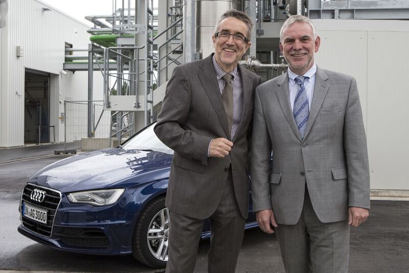 Heinz Hollweger (li.) und Jochen Flasbarth (re.) bei de Einweihung der weltweit größten Power-to-Gas Anlage. (Bild: Audi)