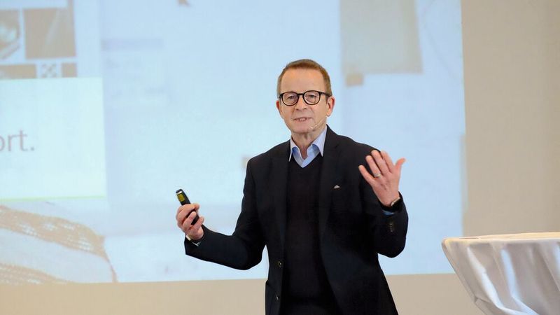 Eine Prognose zur Zukunft des Kfz-Gewerbes gab Professor Stefan Reindl, Direktor des Instituts für Automobilwirtschaft, unter dem Titel „Branchentransformation und Krisensituation – Herausforderungen und Chancen“. (Bild: Zietz/»kfz-betrieb«)