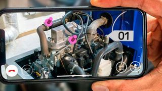 Mit holografischen Annotationen in Remote Support-Anwendungen für das Smartphone können Anwenderinnen und Anwender von Fachleuten auch aus der Ferne präzise angeleitet und unterstützt werden. (Bild: Telekom Deutschland GmbH)