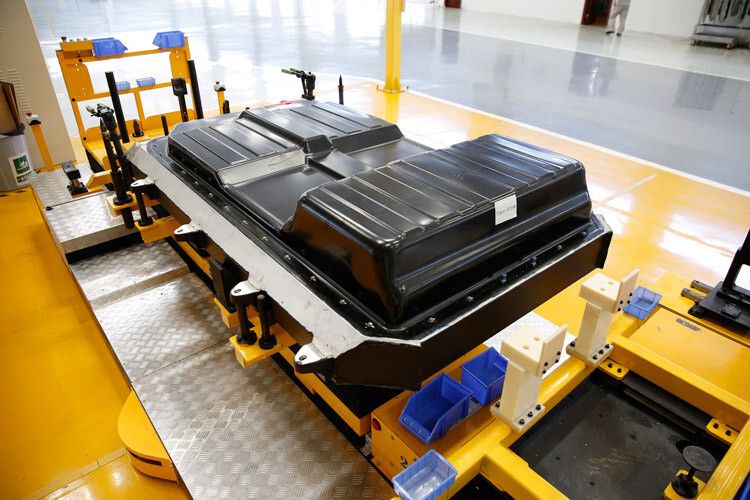 Die Kapazität des recht großen und schweren Akkus liegt bei fast 50 Kilowattstunden. (Foto: Daimler)