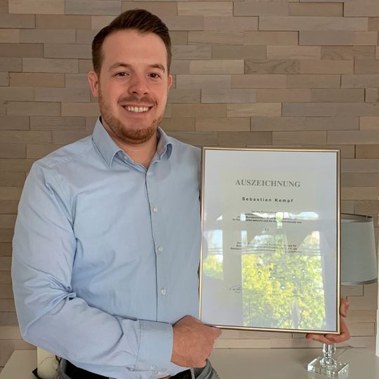 Glanzleistung: Jahrgangsbester ist Sebastian Kempf von der M.C.F. Motor Company aus Berlin (Note 1,1).(Bild:  BFC)