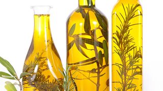 Planzliche Öle sind gute Quellen für Vitamin E (© M.studio - Fotolia.com)