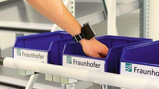 Im Forschungsprojekt „SmaRackT“ werden Materialflüsse durch induktive Nahfeldortung und maschinelles Lernen identifiziert und getrackt. (Bild: Fraunhofer-IIS/Ibrahim Ibrahim)