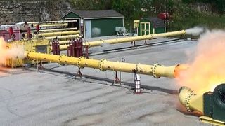 So sieht es aus, wenn keine Entkopplung stattfindet: Reale Staubexplosion an Rohrleitungen ohne Entkopplungen (Bild: Fike)