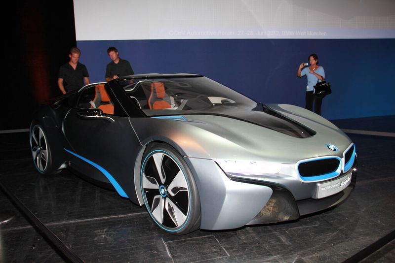 Das BMW-Modell i8 mit CFK-Fahrgastzelle hat einen Hybridantrieb aus Verbrennungs- und Elektromotor. Der Sportwagen kommt im Jahr 2014 auf den Markt. (Kraus)