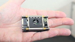 Mit diesem Mikromanipulator können Instrumente unter dem Mikroskop mit einer Wiederholgenauigkeit von 130 nm positioniert werden. (Reinhold Schäfer)