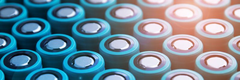 The method developed by the researchers strengthens the anode and makes it more resilient against volume changes by encapsulating the nanoparticles in an elastic web-like structure. The method developed by the researchers strengthens the anode and makes it more resilient against volume changes by encapsulating the nanoparticles in an elastic web-like structure.
